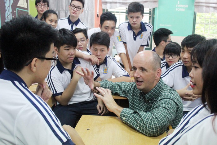Học sinh trao đổi với giáo viên nước ngoài về chủ đề du học.