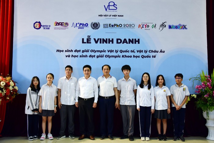 Học sinh Trường Trung học phổ thông Lý Thái Tổ được Hội Vật lý Việt Nam vinh danh khi đạt giải Olympic Vật lý Quốc tế.
