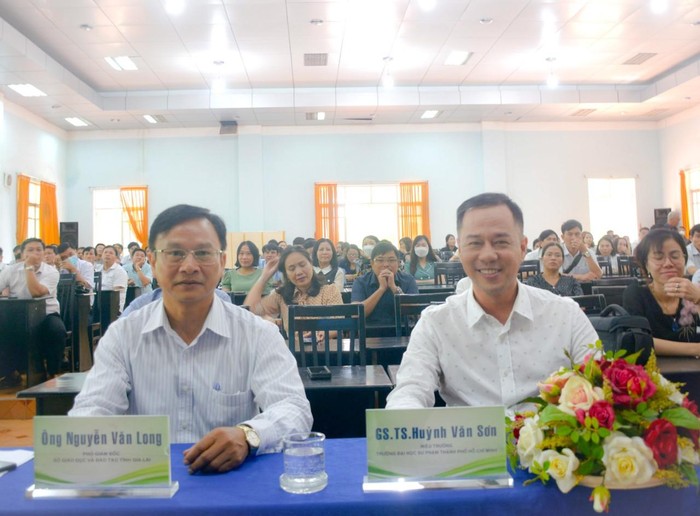 Giáo sư Huỳnh Văn Sơn (bên phải) và ông Nguyễn Văn Long (bên trái) tham dự buổi khai giảng.