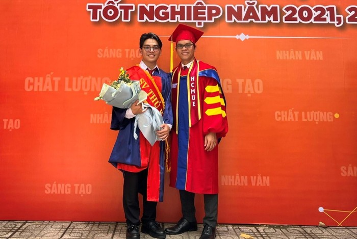 Phó Giáo sư, Tiến sĩ Phạm Nguyễn Thành Vinh (bên phải) là người đã đưa Hoàng Tuấn Đức đến với con đường nghiên cứu khoa học. (Ảnh: NVCC)