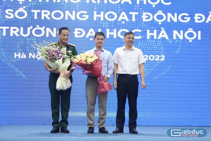 Tiến sĩ Phạm Ngọc Thạch – Bí thư Đảng ủy, Chủ tịch Hội đồng Trường tặng hoa cho các diễn giả.(Ảnh: Phạm Minh)