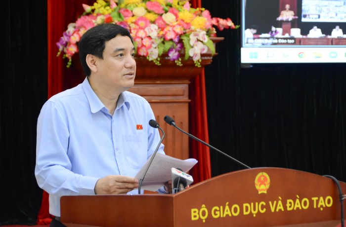 Ông Nguyễn Đắc Vinh, Chủ nhiệm Ủy ban Văn hóa, Giáo dục của Quốc hội chia sẻ tại Hội nghị. (Ảnh: Bộ Giáo dục và Đào tạo)