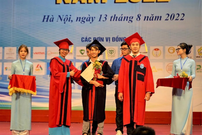 Lê Hữu Thịnh trở thành kỹ sư ngành Công nghệ thông tin của Trường Đại học Mở Hà Nội. (Ảnh: NVCC)