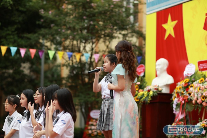 Cô trò Trường Phổ thông cơ sở Nguyễn Đình Chiểu với các tiết mục văn nghệ chào mừng năm học mới.