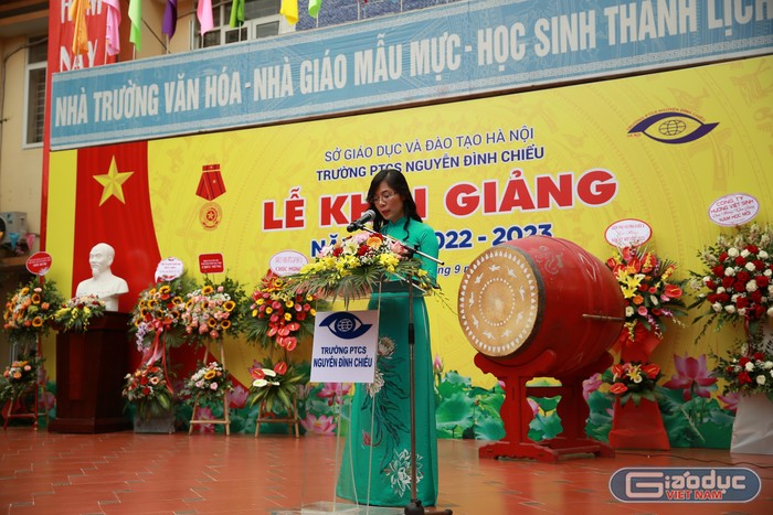 Nhà giáo Nguyễn Thị Tuyết Mai – Hiệu trưởng nhà trường phát biểu tại buổi lễ.