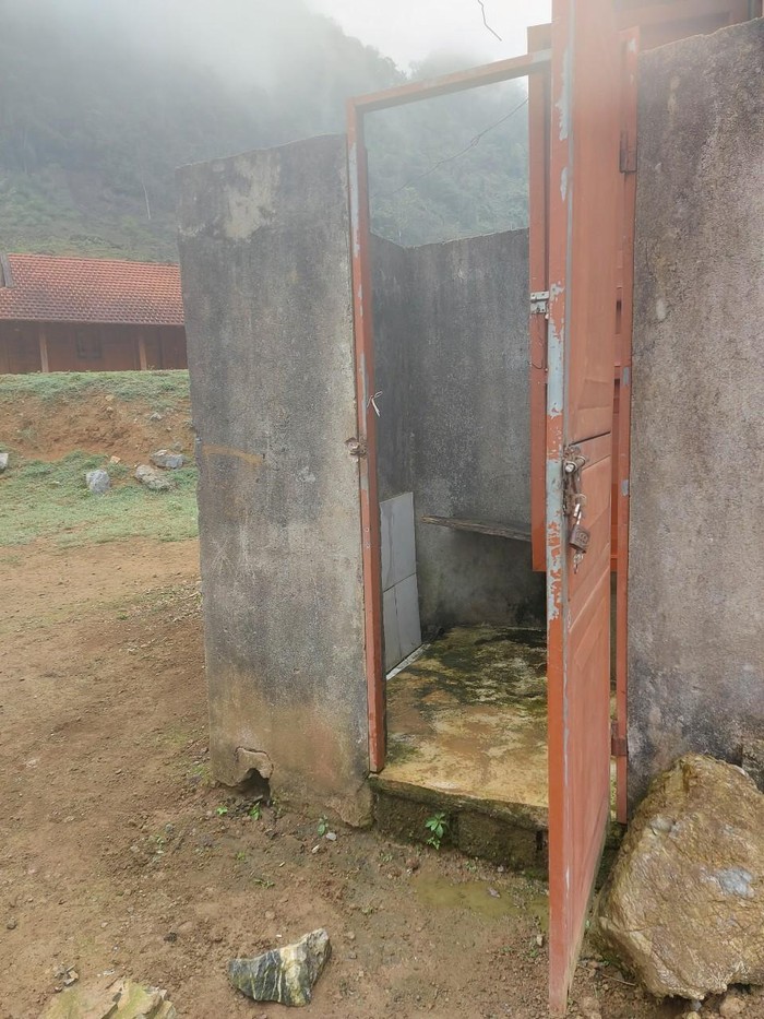 Nhà vệ sinh tại trường Tiểu học Vân Hồ. (Ảnh: NVCC)