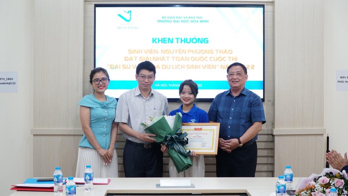 Lãnh đạo Trường Đại học Hoà Bình trao tặng bằng khen cho sinh viên Nguyễn Phương Thảo.