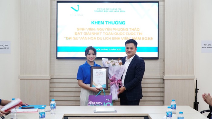 Ông Lê Anh Tú - Giám đốc nhân sự Công ty cổ phần và quản lý khách sạn TNH (Thương hiệu SOJO Hotels) trao quà và giấy cam kết tiếp nhận sinh viên sau tốt nghiệp cho em Nguyễn Phương Thảo.