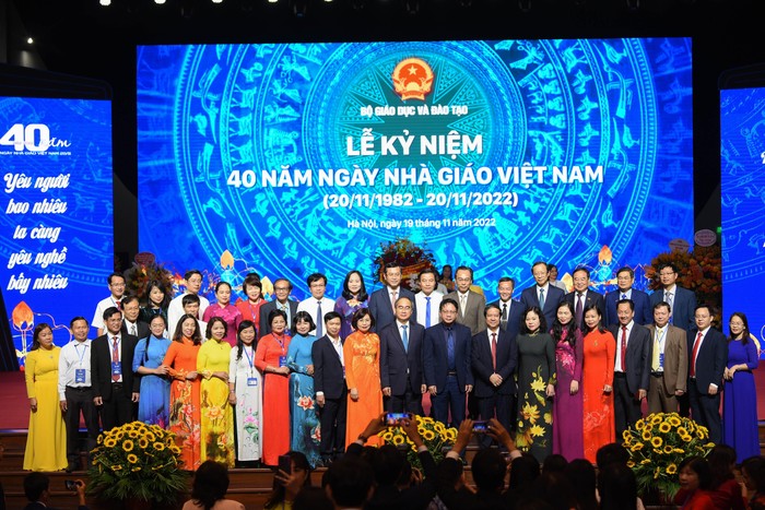 Các đại biểu chụp hình kỷ niệm tại Lễ Kỷ niệm 40 năm Ngày Nhà giáo Việt Nam. (Ảnh: Bộ Giáo dục và Đào tạo)