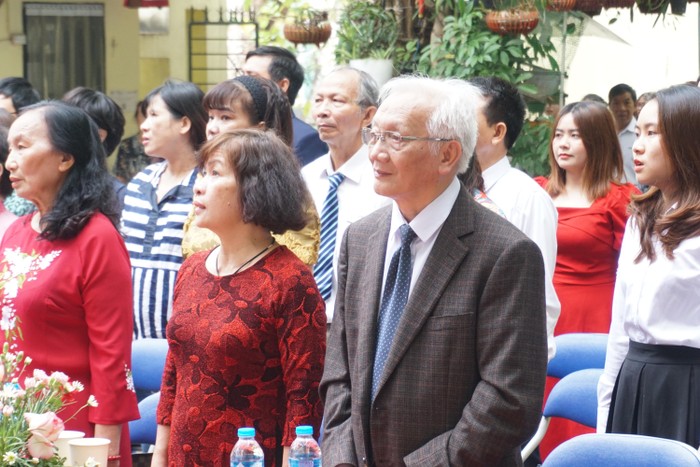 Các thầy cô giáo, cựu giáo chức cùng về trường tham dự buổi lễ kỷ niệm Ngày Nhà giáo Việt Nam.