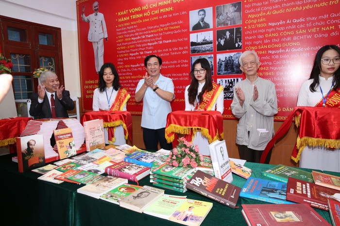 Trường Trung học phổ thông Đông Đô khai trương Không gian văn hoá Hồ Chí Minh.