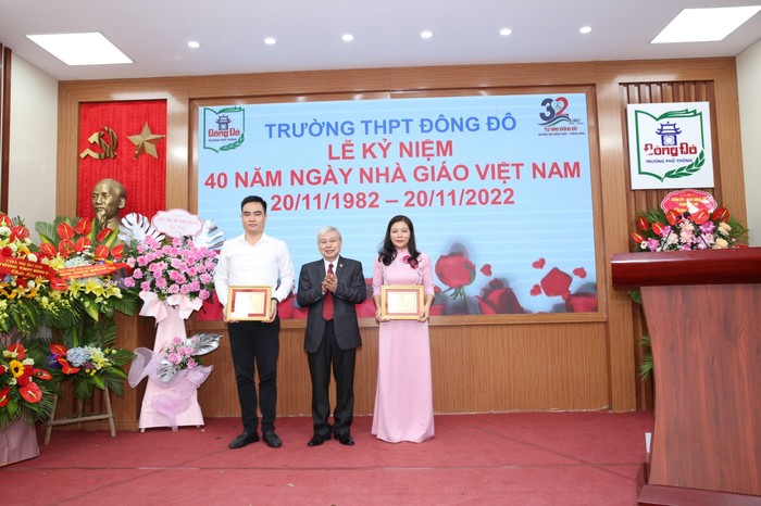 Tiến sĩ Võ Thế Quân trao tặng giải thưởng Chu Văn An cho các thầy cô giáo.