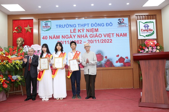 Phó Giáo sư Đặng Quốc Bảo và Tiến sĩ Võ Thế Quân trao tặng giải thưởng Đông Đô cho các em học sinh xuất sắc.