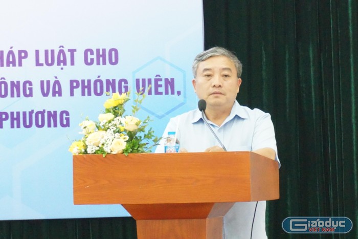 Ông Phạm Chí Trung - Phó Vụ trưởng Chính sách, Ủy ban Dân tộc chia sẻ tại Hội nghị. (Ảnh: Nguyên Phương)