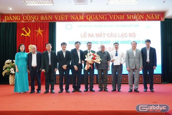 Tiến sĩ Lê Viết Khuyến - - Phó Chủ tịch Hiệp hội Các trường đại học, cao đẳng Việt Nam (thứ 4 từ phải qua trái) trao tặng quyết định, hoa chúc mừng cho Ban chủ nhiệm Câu lạc bộ. (Ảnh: Nguyên Phương)