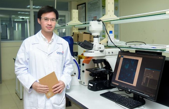Phó Giáo sư Nguyễn Hải Đăng gắn bó với hoạt động nghiên cứu về nguồn hoạt chất từ thực vật Việt Nam. (Ảnh: NVCC)