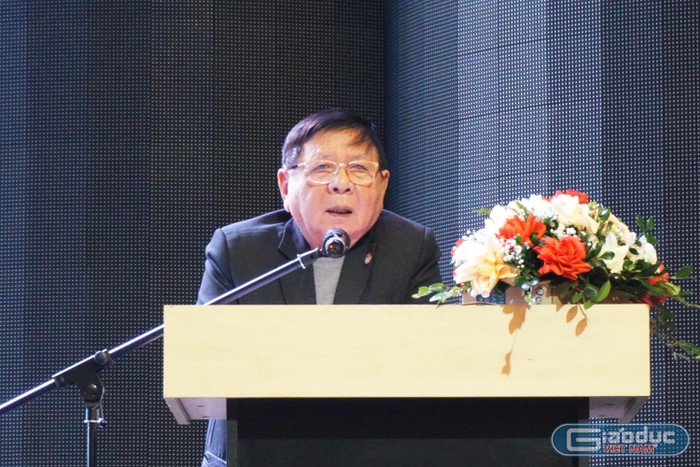 Phó Giáo sư Trần Xuân Nhĩ báo cáo hoạt động của Hiệp hội trong năm 2022. (Ảnh: Nguyên Phương)