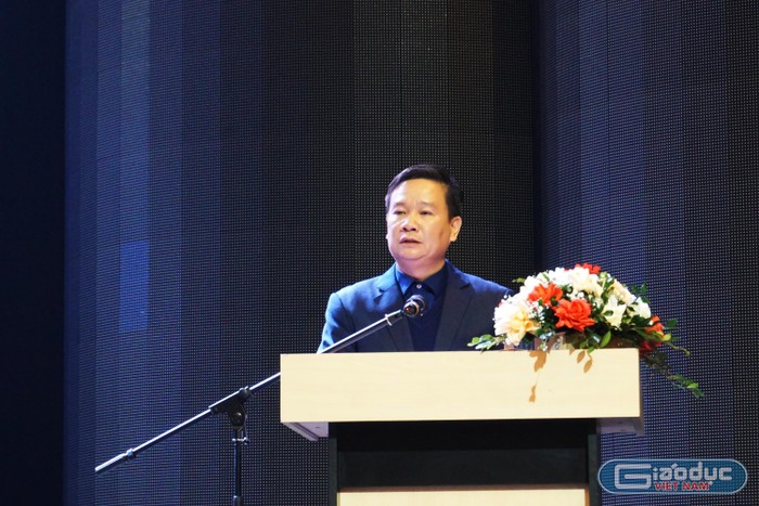 Ông Nguyễn Tiến Bình - Phó Chủ tịch Hiệp hội kiêm Trưởng ban Tài chính trình bày Báo cáo của Ban Tài chính về Quyết toán Quỹ hội năm 2022 và Dự toán kinh phí năm 2023. (Ảnh: Doãn Nhàn)