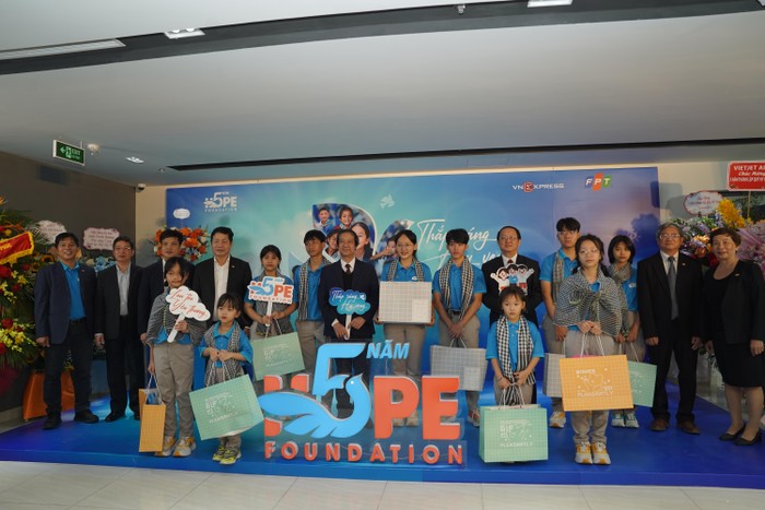 Bộ trưởng Giáo dục và Đào tạo Nguyễn Kim Sơn tặng quà cho học sinh trường Hy Vọng - nơi nuôi dưỡng trẻ mồ côi vì Covid-19.