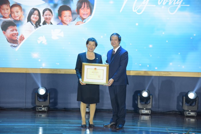 Bộ trưởng Bộ Giáo dục và Đào tạo Nguyễn Kim Sơn trao tặng Bằng khen cho Quỹ Hy Vọng.