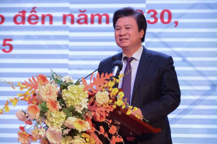 Thứ trưởng Bộ Giáo dục và Đào tạo Nguyễn Hữu Độ báo cáo tại Hội nghị. (Ảnh: Bộ Giáo dục và Đào tạo)