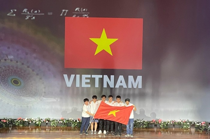 6 học sinh Việt Nam đều đoạt huy chương tại Olympic Toán quốc tế 2022. (Ảnh: Ban tổ chức)