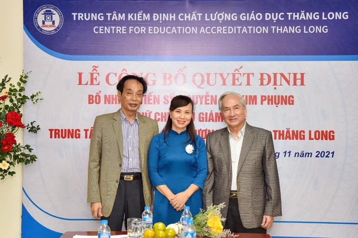Nhà giáo Nhân dân, Giáo sư-Tiến sĩ Nguyễn Đức Chính (ngoài cùng bên trái). Ảnh: NVCC