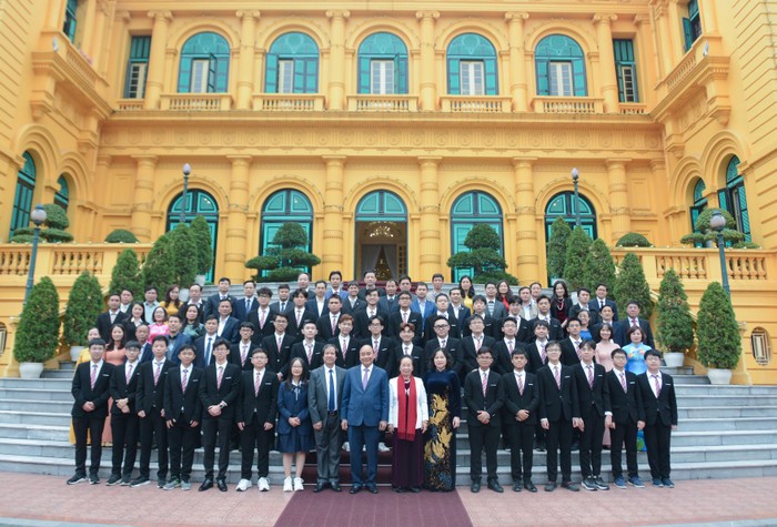 Chủ tịch nước Nguyễn Xuân Phúc gặp mặt, biểu dương 33 học sinh đoạt giải Olympic và Khoa học kỹ thuật quốc tế năm 2022. Ảnh: Bộ Giáo dục và Đào tạo