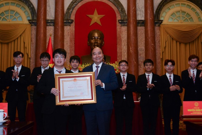 Chủ tịch nước Nguyễn Xuân Phúc trao tặng Huân chương lao động cho các em học sinh. Ảnh: Bộ Giáo dục và Đào tạo