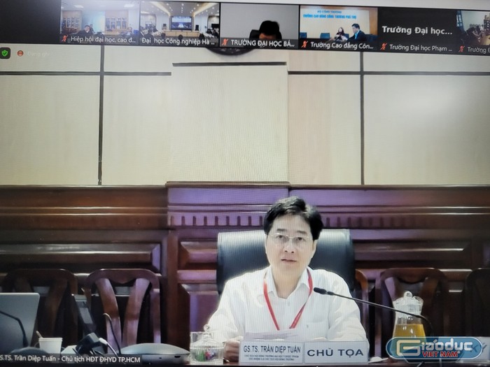 Giáo sư, Tiến sĩ Trần Diệp Tuấn – Chủ nhiệm Câu lạc bộ Chủ tịch Hội đồng trường điều hành tọa đàm bằng hình thức trực tuyến.