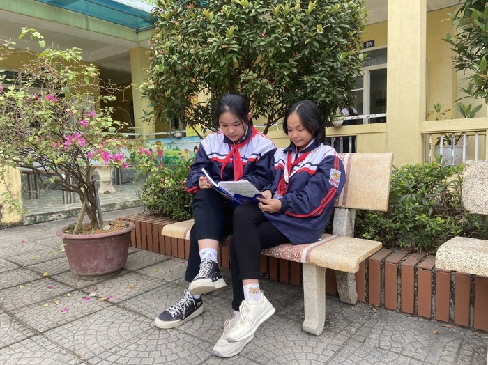 Em Nguyễn Trà My và em Trịnh Gia Minh - học sinh Trường Trung học cơ sở Hùng Vương đều đạt giải Nhất môn Tiếng Anh