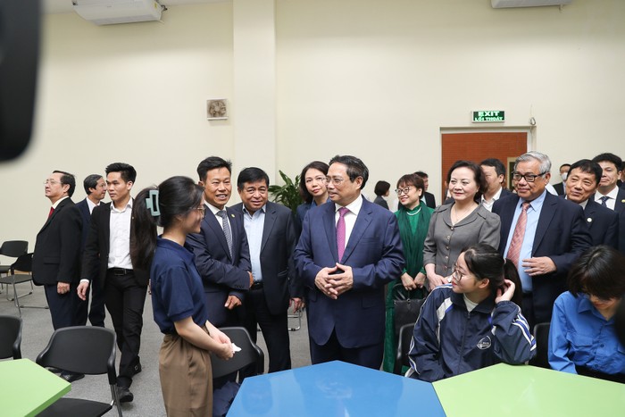 Thủ tướng mong Đại học Quốc gia Hà Nội ổn định cơ sở vật chất, đào tạo kiến thức, thể chất toàn diện, gắn nghiên cứu khoa học với giáo dục đào tạo và nhiệm vụ xây dựng, bảo vệ đất nước.