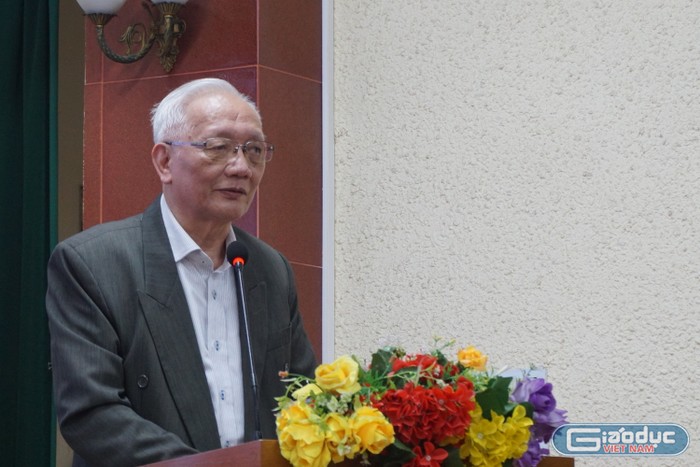 Tiến sĩ Nguyễn Tùng Lâm trao đổi bàn về vấn đề đánh giá người học. Ảnh: Kim Ngọc