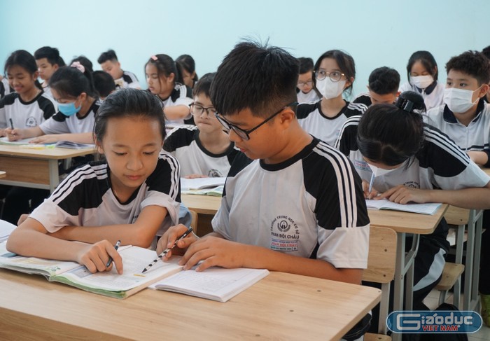 Học sinh Trường Trung học cơ sở Phan Bội Châu trong giờ học. Ảnh: Nguyên Phương