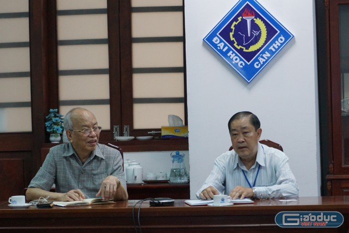 Giáo sư Hà Thanh Toàn (bên phải) cho biết, Trường Đại học Cần Thơ đang có hướng chuyển từ trường đại học thành đại học.