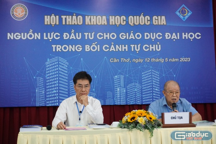 Giáo sư Võ Tòng Xuân (bên phải) và Giáo sư Trần Diệp Tuấn chủ trì phiên thảo luận thứ 2 của Hội thảo khoa học.