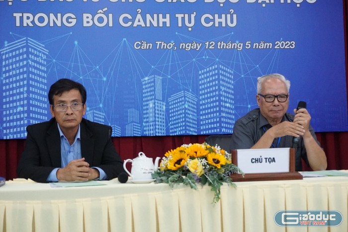 Tiến sĩ Lê Viết Khuyến (bên phải) và Phó Giáo sư Võ Ngọc Hà - Hiệu trưởng Trường Đại học Tiền Giang chủ trì phiên thảo luận thứ tư tại Hội thảo.
