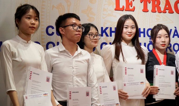 Các em sinh viên Lò Văn Nam, Bàn Mùi Phin, Quàng Nhật Lệ (ở giữa) nhận học bổng Hessen.