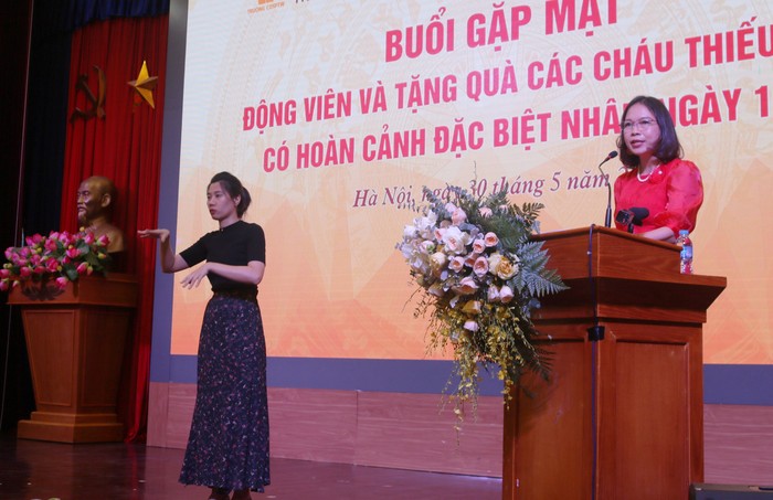 Tiến sĩ Lê Thị Thúy Hằng - Giám đốc Trung tâm Hỗ trợ phát triển giáo dục hoà nhập chia sẻ tại buổi gặp mặt.