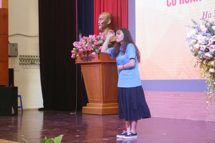 Em Nguyễn Thị Nhật Lệ chia sẻ những tâm tư, tình cảm của mình trong buổi gặp mặt với Thủ tướng.