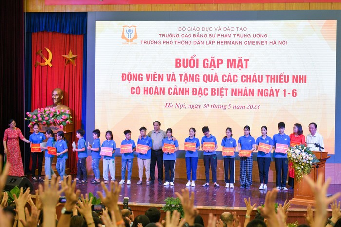 Thủ tướng Phạm Minh Chính tặng quà cho các em học sinh có hoàn cảnh đặc biệt.