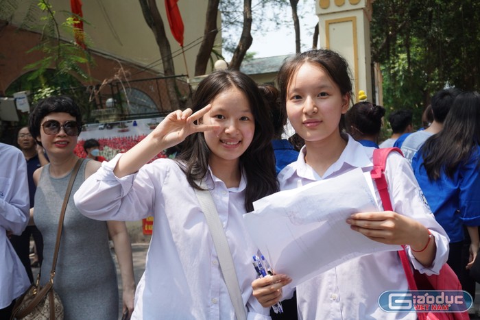 Em Dương Hải Chi (bên trái) tự tin sau khi hoàn thành bài thi đầu tiên. Ảnh: Phạm Minh