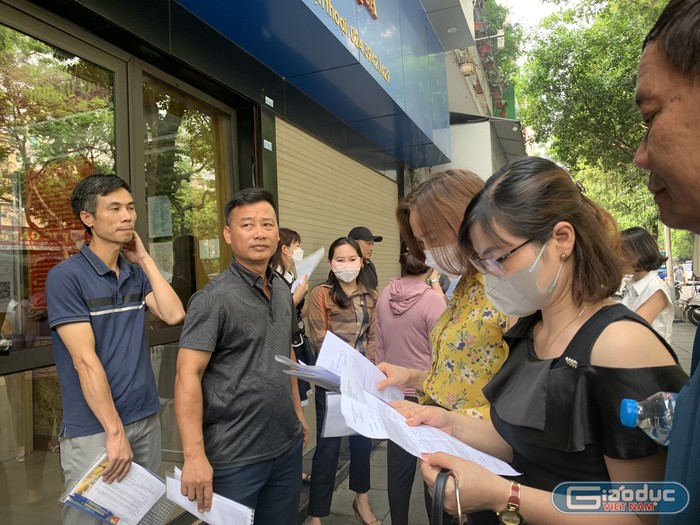Nhiều phụ huynh có mặt từ sớm tại Sở Giáo dục và Đào tạo Hà Nội để gửi đơn kiến nghị. Ảnh: PM