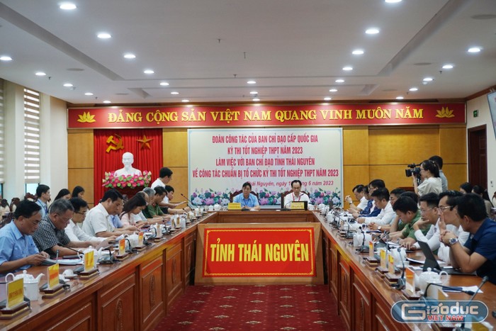 Đoàn công tác của Bộ Giáo dục và Đào tạo đã có buổi làm việc cùng Ban chỉ đạo Kỳ thi tốt nghiệp Trung học phổ thông năm 2023 tỉnh Thái Nguyên. Ảnh: Phạm Minh