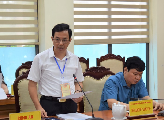 Ông Nguyễn Văn Hưng - Phó Giám đốc Sở Giáo dục và Đào tạo tỉnh Thái Nguyên báo cáo tại buổi làm việc.