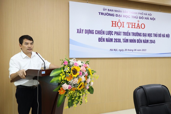 Tiến sĩ Phạm Tuấn Anh, Phó Cục trưởng Cục Nhà giáo và cán bộ quản lý giáo dục chia sẻ tại Hội thảo.