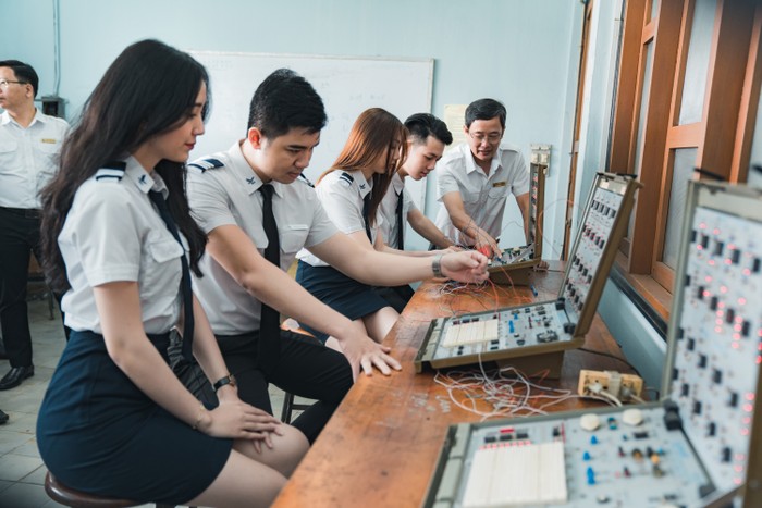 Thạc sĩ Nguyễn Minh Tùng hướng dẫn sinh viên trong giờ thực hành. Ảnh: NVCC