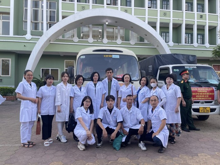 Đoàn tình nguyện đến với tỉnh Hà Tĩnh để thăm khám, phát thuốc miễn phí cho người dân.