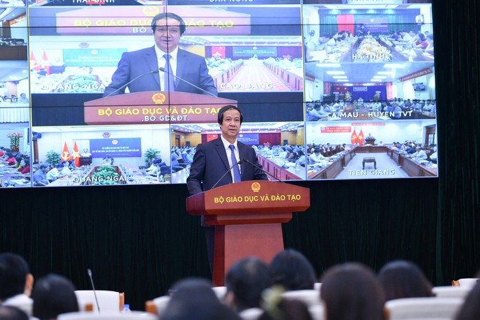 Bộ trưởng Nguyễn Kim Sơn chia sẻ với những khó khăn mà các giáo viên, cơ sở giáo dục đang gặp phải khi triển khai Chương trình Giáo dục phổ thông 2018.