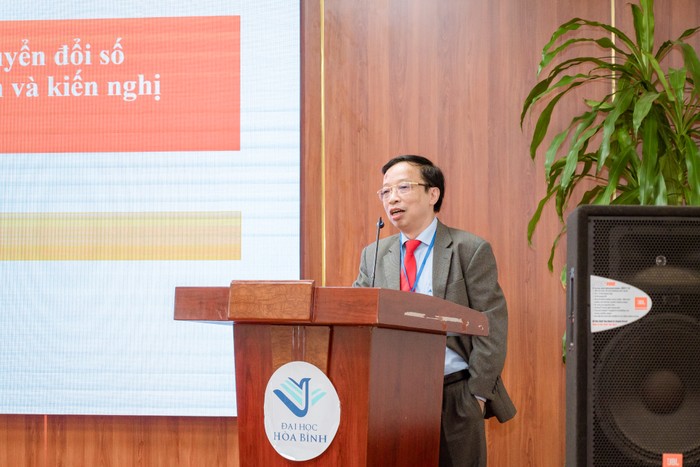 Thạc sĩ Phạm Xuân Hòe, Nguyên Phó Viện trưởng Viện Chiến lược Ngân hàng, Ngân hàng Nhà nước trình bày tham luận tại Hội thảo.